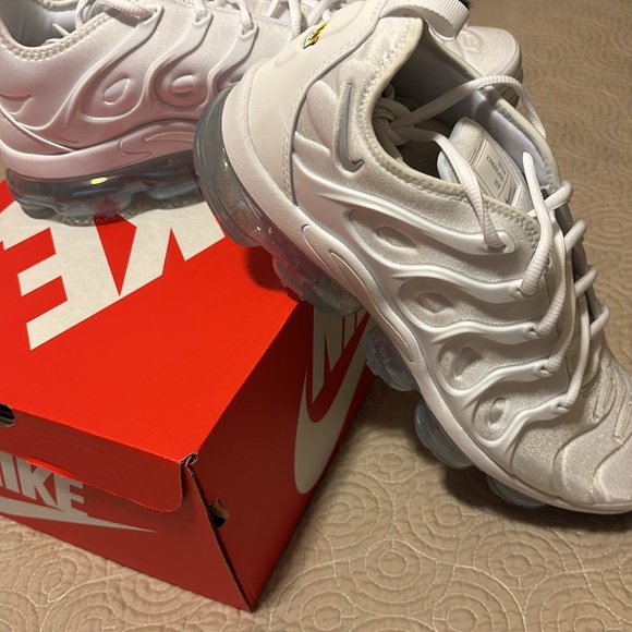 Nike VaporMax . 11.5. Brand new. Worn inside my garage once - Picture 2 of 2